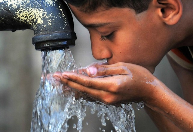 Energía solar para convertir el agua salada en potable la solución a