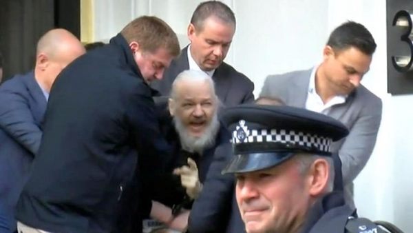 La policía británica detiene en Londres al fundador de Wikileaks, Julian Assange.